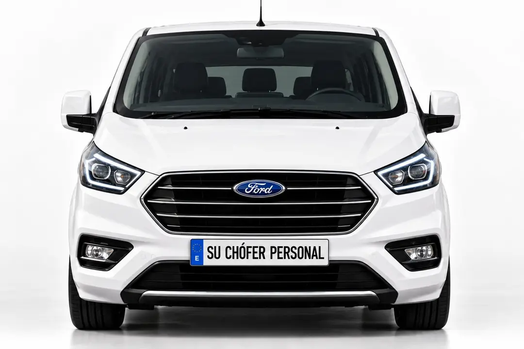 Ford Tourneo Custom blanca de frente sobre fondo blanco