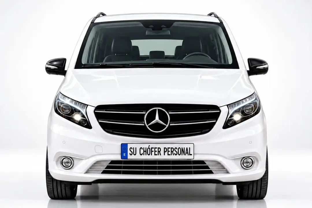 Mercedes Vito blanca de frente sobre fondo blanco